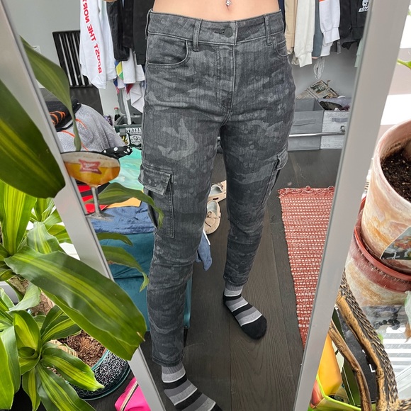 Guess high waisted cargo skinny jeans. Size 27 grey and black camo - Picture 3 of 4
